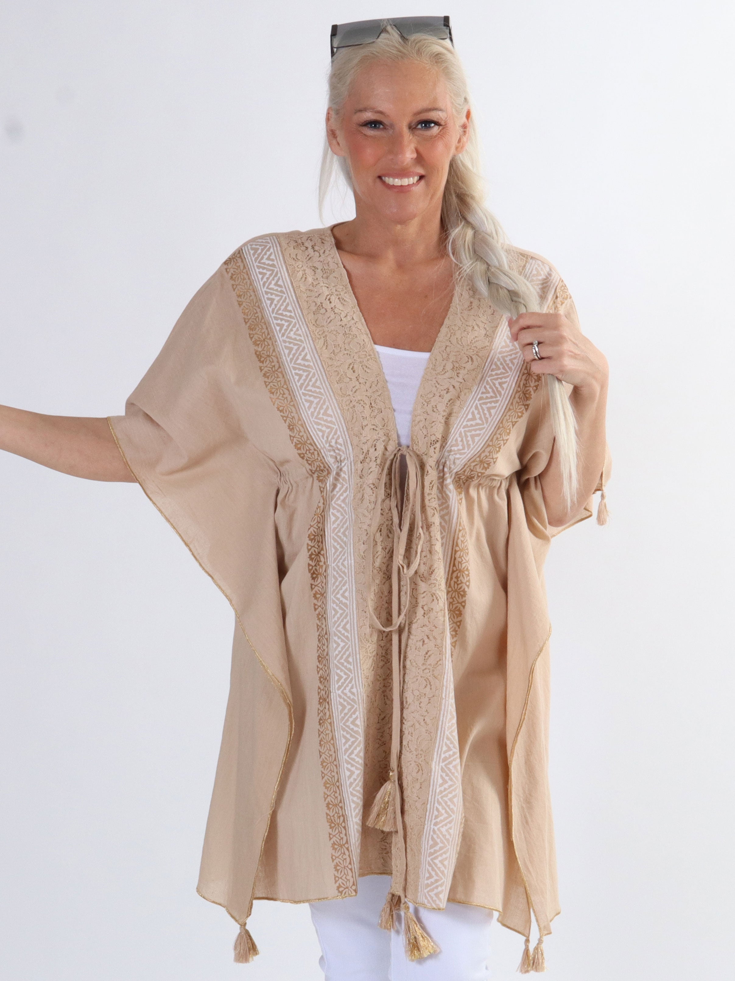 Delecias - Delikat öppen plus size tunika med band - Beige